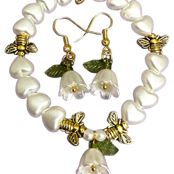 Handmade Floral earrings with bracelets. It’s called beeFlower bracelet set 🥰 - Picture 3 of 4